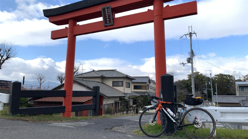 20250111またもカントリーロード_櫛玉比女命神社鳥居