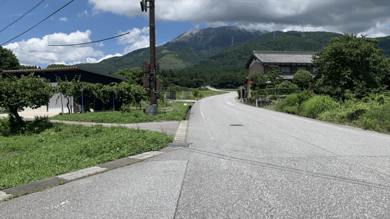 20250719関ケ原鍾乳洞へ_伊吹山へ伸びていく道が素敵