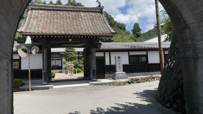 20250719関ケ原鍾乳洞へ_トンネルの先に見えるお寺2